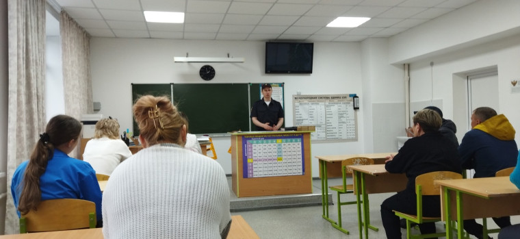 Cотрудник ГИБДД Коваленко К. Н. провел беседы с учащимися и родителями.